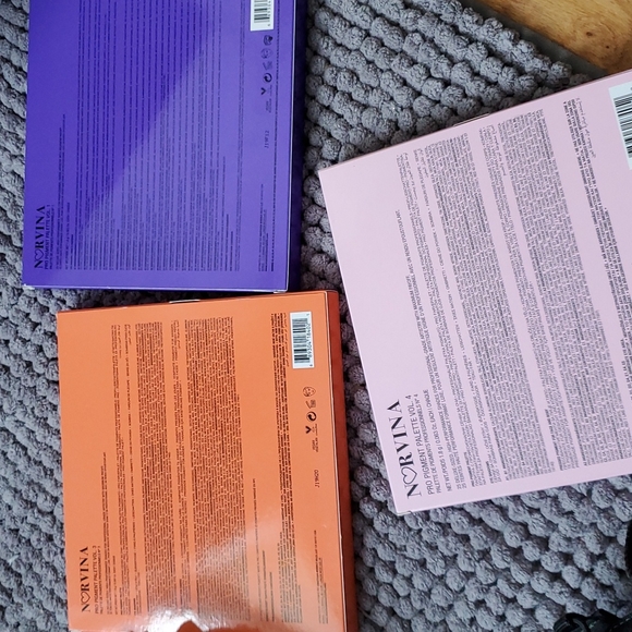 2 ABH Norvina palettes - Picture 2 of 2